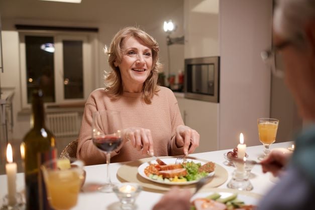 woman-eating-dinner-2021-08-29-06-09-53-utc